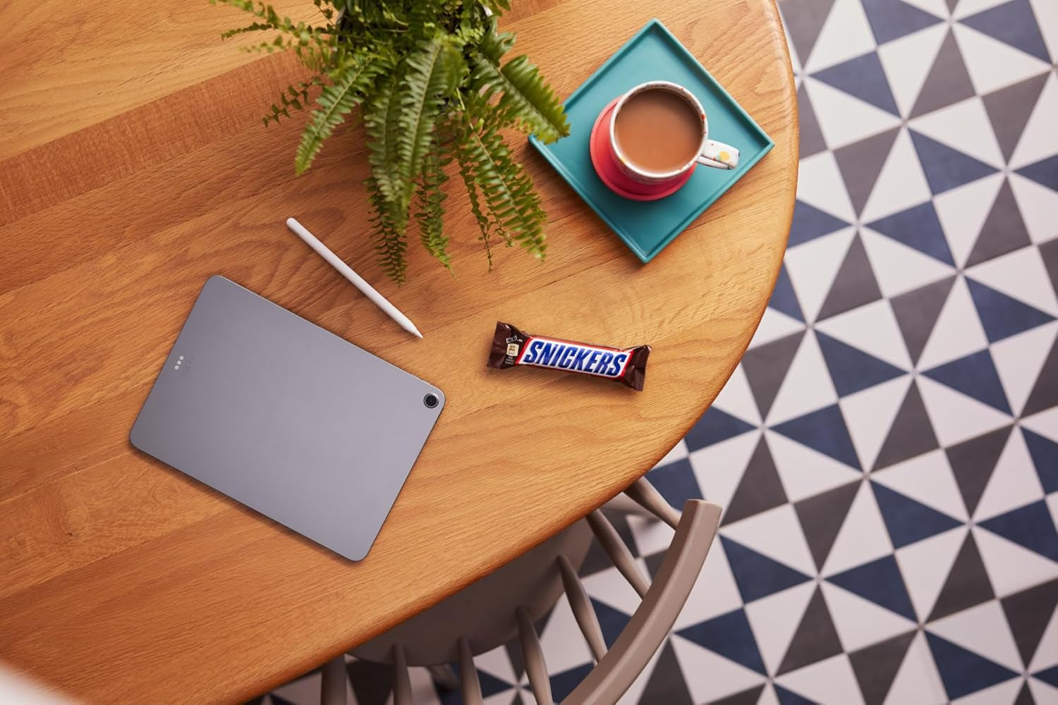 Duże opakowanie czekolady zawierające 32 tabliczki czekolady po 50 g każda.