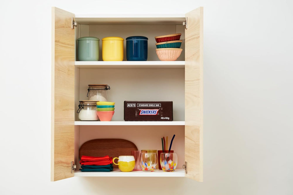 Duże opakowanie czekolady zawierające 32 tabliczki czekolady po 50 g każda.