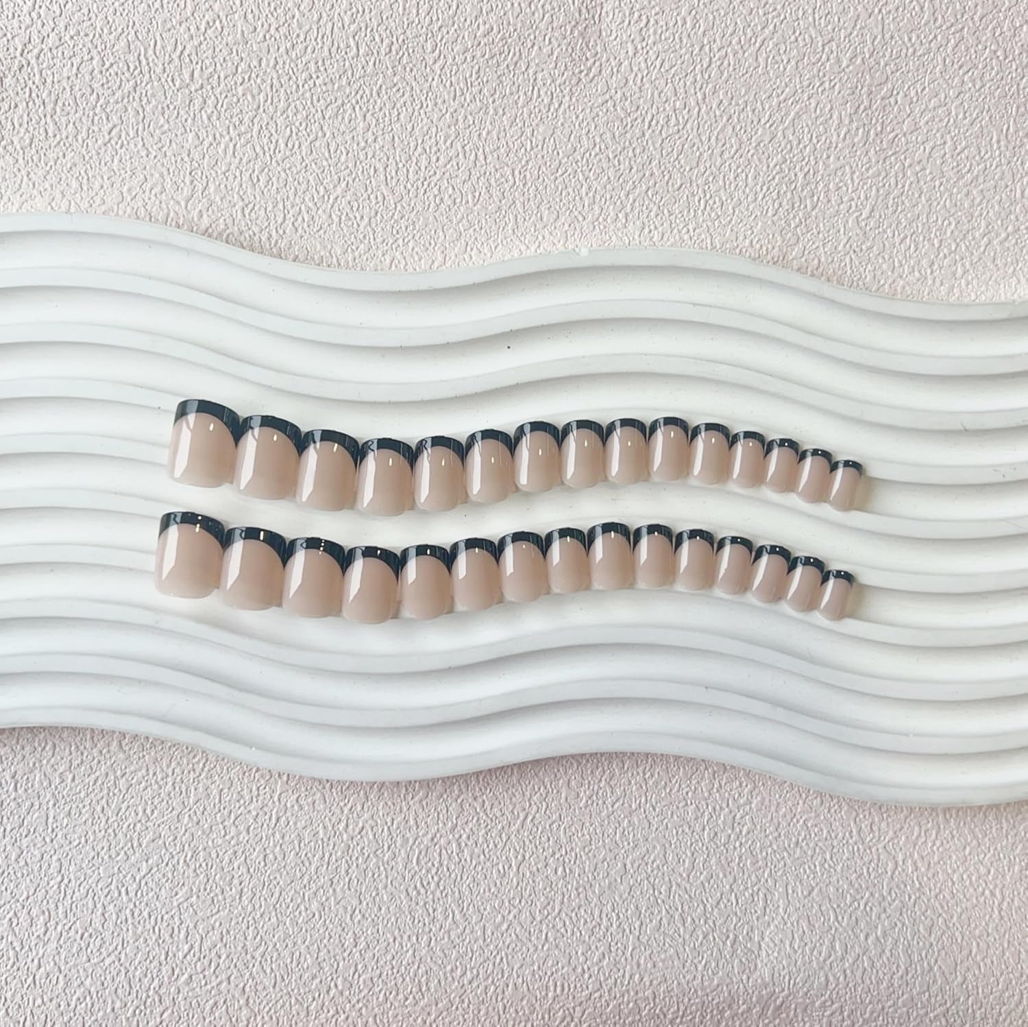 Unghii false cu vârf francez scurt – 30 de bucăți de unghii negre pentru a le lipi pe unghii scurte pătrate, unghii false cu vârf francez cu lipici, set unghii artificiale pătrate pentru femei