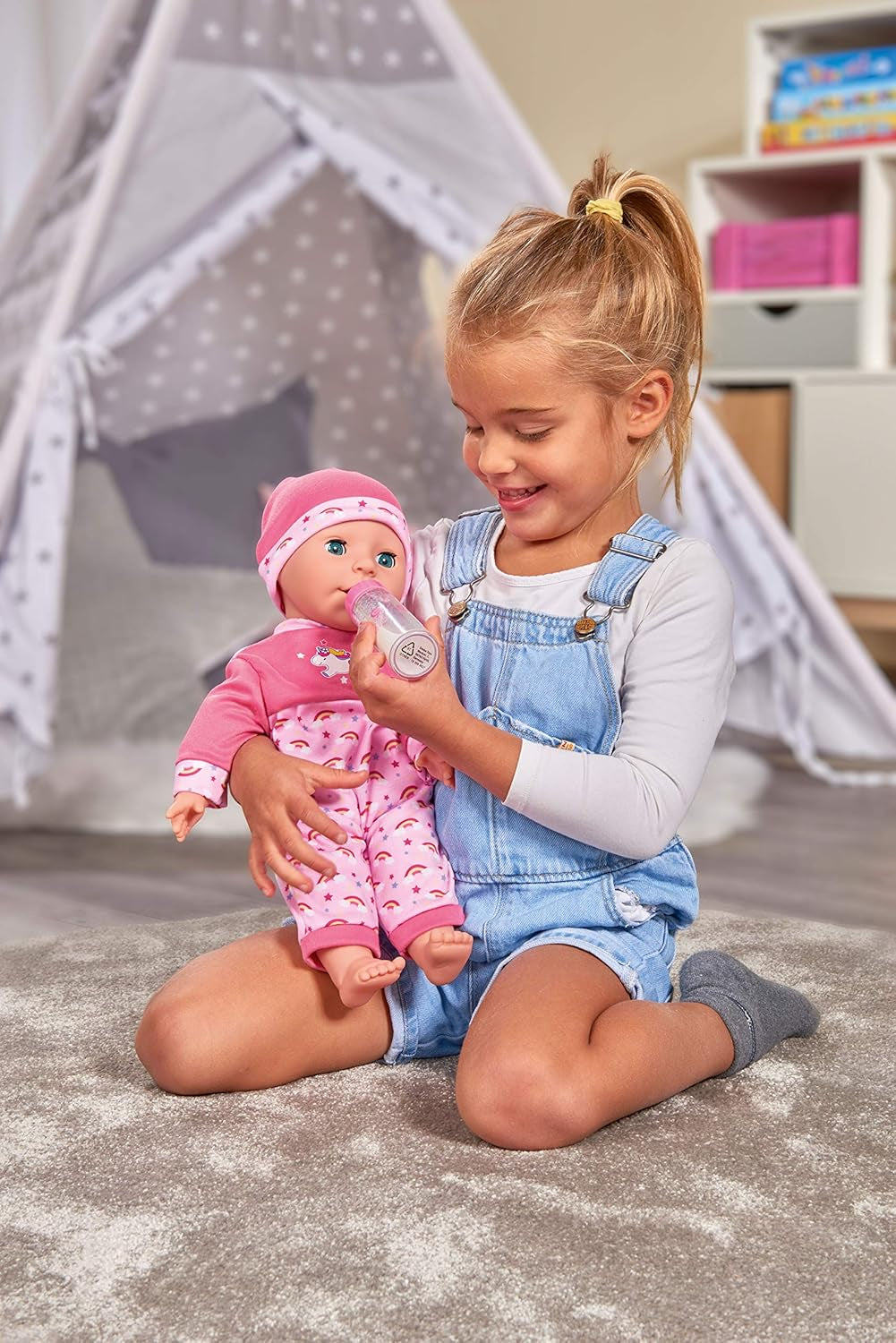 Simba 105140060 - Laura Kitzel Baby, Weichkörperpuppe mit Regenbogenstrampler, macht 25 Babylute, 38cm, Babypuppe ab 2 Jahre