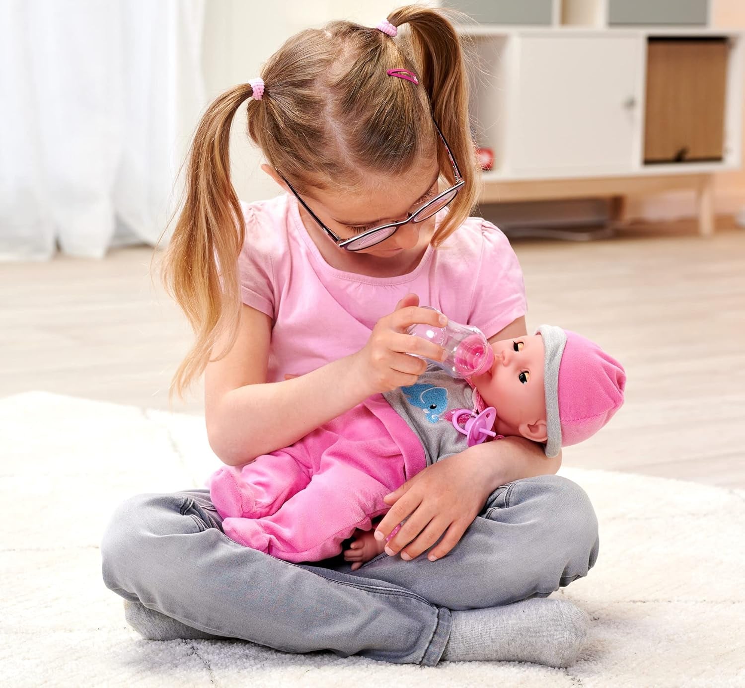 Simba 105140066 - Laura Interactive, păpușă cu corp moale și ochi adormiți, bolborosește când este mișcată, bea dintr-o sticlă și adoarme, 40 cm, păpușă bebeluș pentru copii de la 2 ani