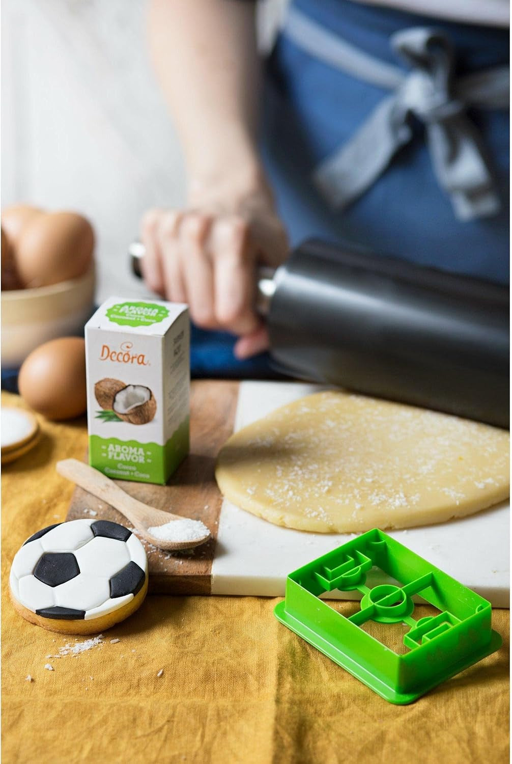 0255048 Set de forme pentru biscuiți cu tematică de fotbal, Formă de minge + Formă de teren de fotbal, Setul ideal pentru realizarea de decorațiuni din fondant sau cauciuc, Fabricat în Italia, Design original. Pachet de 2.