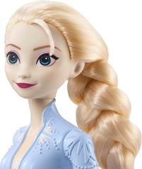 Păpușa Mattel Disney Prințesa Elsa, Păpușă Frozen în ținută de călătorie, Păr blond pieptănabil, Articulație articulată, Fustă și cizme detașabile, Cadouri Disney, Jucărie pentru vârste de 3 ani și peste, HLW48