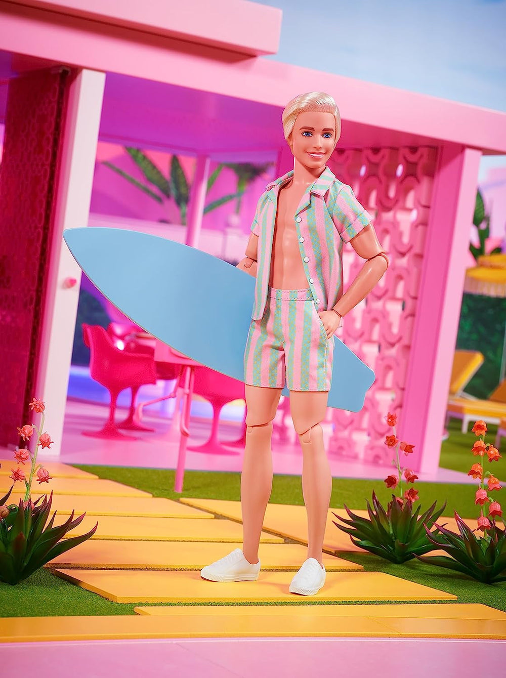 Barbie: film dla fanów filmów o lalkach, lalka Ken, lalka kolekcjonerska z deską surfingową i tenisówkami, ruchome ciało, włosy w kolorze platynowego blond, odpowiednia jako prezent dla 3-letnich dzieci, lalki HPJ97 Naty Shop