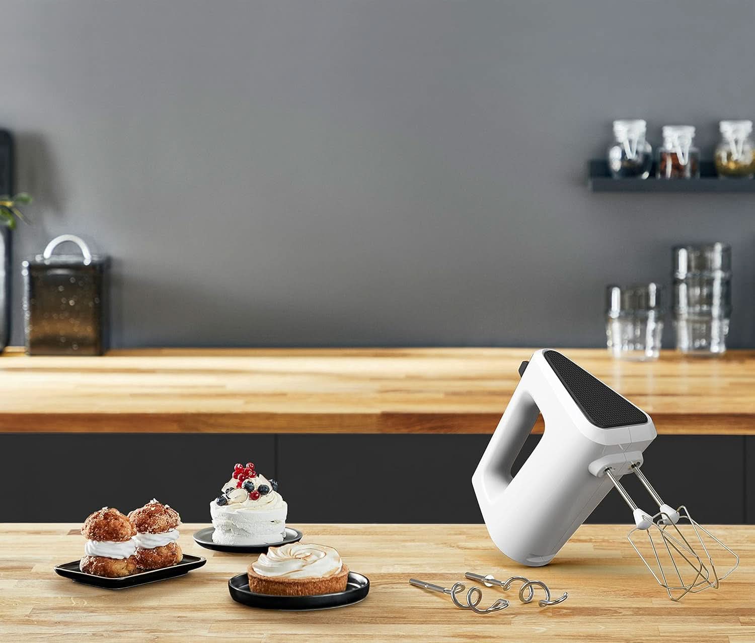 Krups GN4001 3 Mix 4000 Mikser ręczny | 450 W | Solidna konstrukcja | Sterownik zmiennej prędkości | Funkcja Turbo-Und Auswurf | Zawiera 2 Rührbesen i 2 Knethaken | Weiß/Grau Kitchen Naty Shop