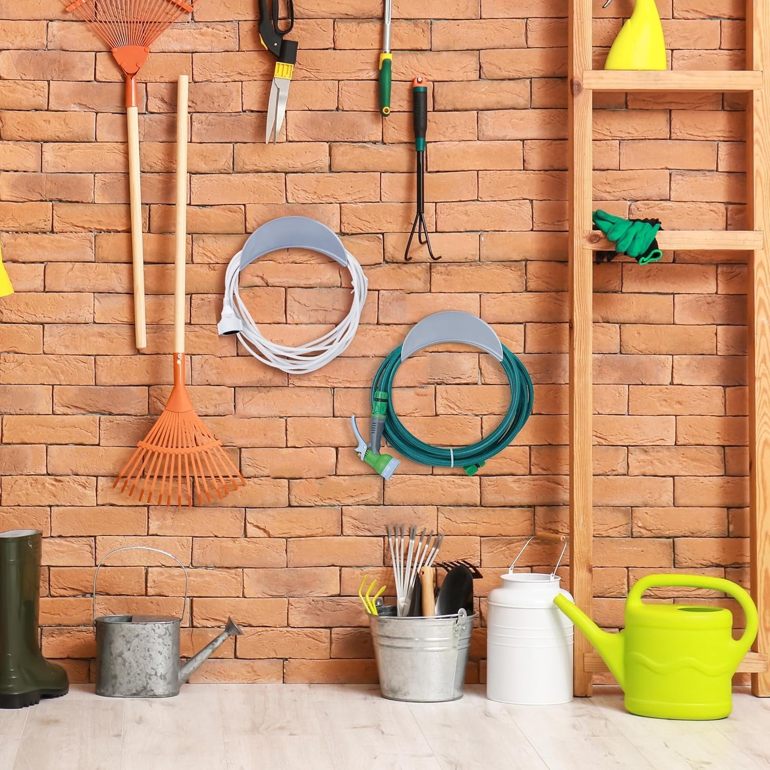 Suport furtun de perete Relaxdays, set de 2, pentru furtun de 30 m 1/2", suport furtun de grădină, suport metalic pentru furtun, gri