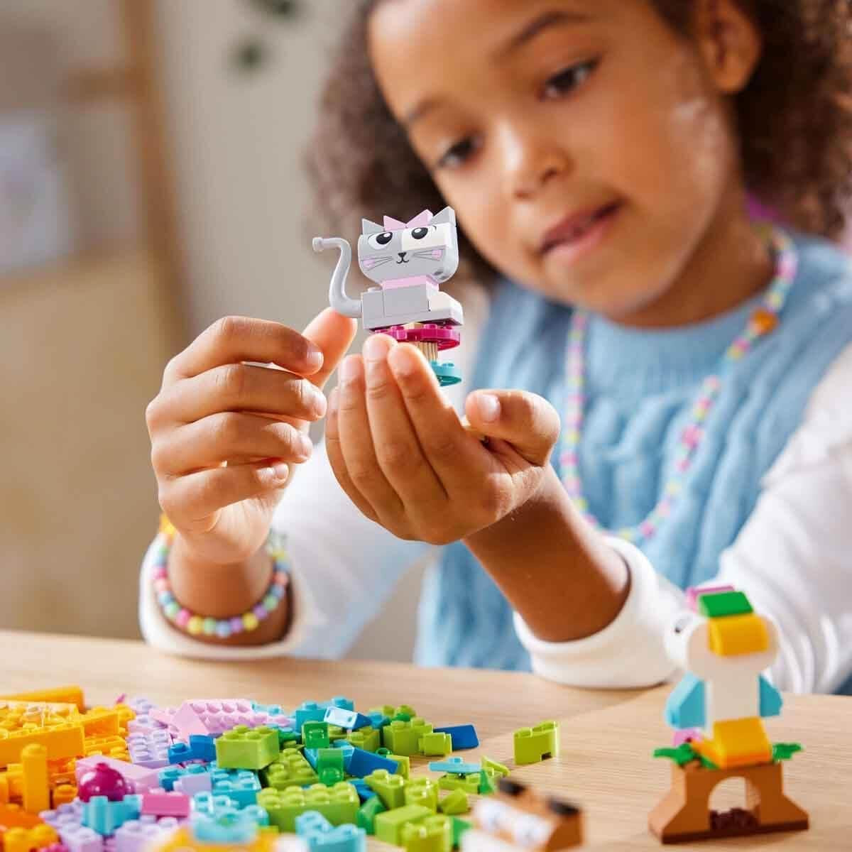 LEGO Classic Kreatywne zwierzęta, pudełko z kolorowymi klockami, klocki do zbudowania figurek zwierząt, takich jak pies, kot, królik, chomik i ptak, zabawka konstrukcyjna dla chłopców i dziewcząt od 5 lat 11034 Zestawy do budowania Besuche den LEGO-Store