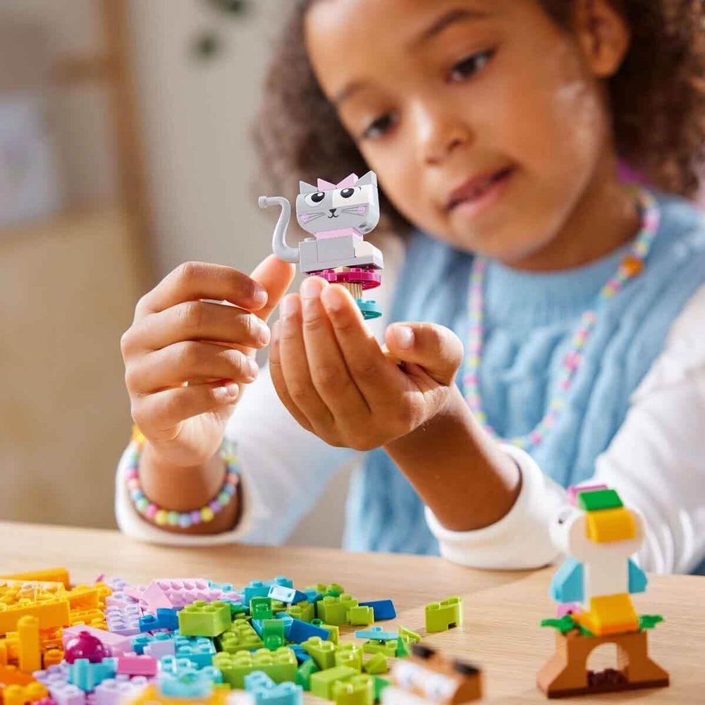 LEGO Classic Kreatywne zwierzęta, pudełko z kolorowymi klockami, klocki do zbudowania figurek zwierząt, takich jak pies, kot, królik, chomik i ptak, zabawka konstrukcyjna dla chłopców i dziewcząt od 5 lat 11034 Zestawy do budowania Besuche den LEGO-Store
