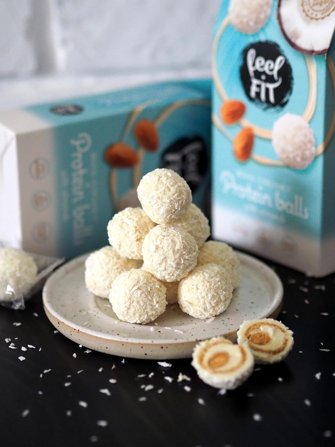 Praliny kokosowe bez cukru z migdałami, Feel FIT, bez dodatku cukru, 17% białka, 63 g