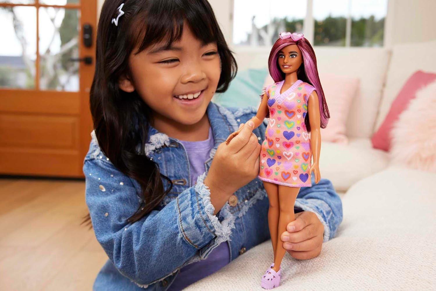 Barbie Fashionistas # 207 - Puppe mit Pulloverkleid, pinkfarbene Strähnen, Herzaufdruck, Sonnenbrille, Plateau-Schuhe, für Kinder ab 3 Jahren, HJT04