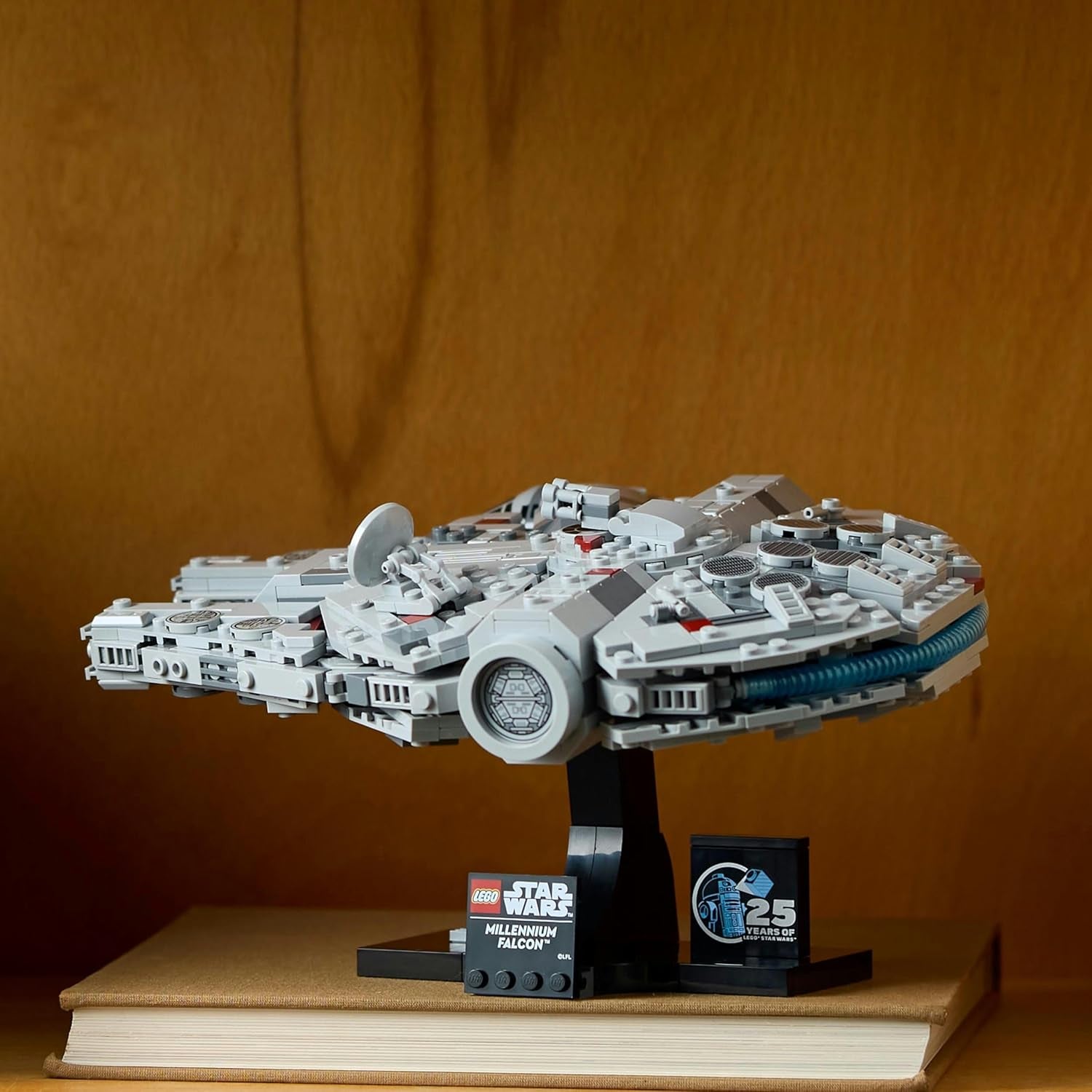 LEGO Star Wars Sokół Millennium Zestaw na 25. rocznicę dla dorosłych Statek do zbudowania Nowa nadzieja Kolekcjonerski model statku kosmicznego Prezenty dla mężczyzn i kobiet 75375 Zestawy do budowania Besuche den LEGO-Store