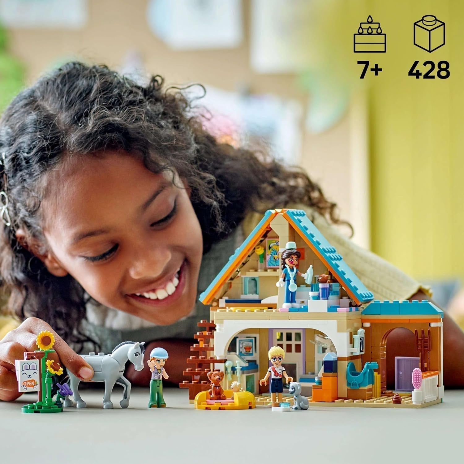 LEGO Friends Gabinet weterynaryjny dla koni i zwierząt domowych, zestaw do budowania i zabawy do pomysłowej zabawy w odgrywanie ról z 3 minifigurkami i 5 figurkami zwierząt, pomysł na prezent dla dziewczynek w wieku 7 lat 42651 Zestawy do budowania Besuche den LEGO-Store