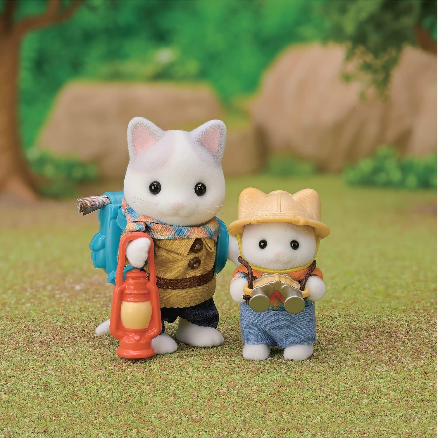 Sylvanian Families - 5763 Dwie figurki Adventure Explorer Set Mleczny kot Ojciec Chłopiec Figurka zwierzątka Szczegółowa zabawka dla 3 lat Naty Shop Dolls