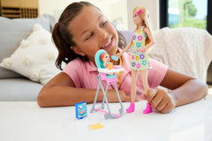Păpușa Barbie Skipper și set de joacă cu accesorii, set de babysitting cu tematică alimentară, jucărie care își schimbă culoarea, HTK35