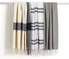 Koc Amazon Basics, lekki, poliester z recyklingu, przytulny koc z dekoracjami pokoju, 127 x 152 cm, kość słoniowa z niebieskim wzorem Sprawdź łóżka i koce Besuche den Amazon Basics-Store