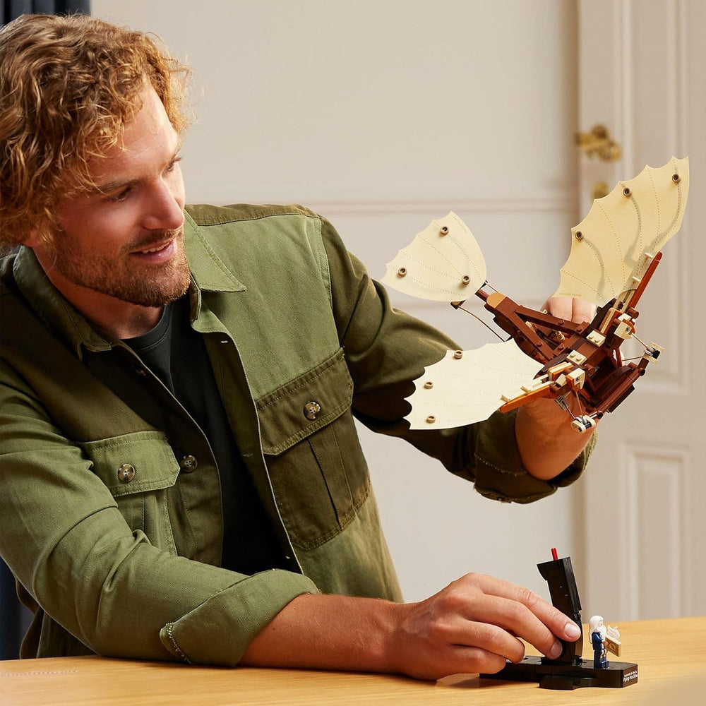 LEGO Icons Latająca maszyna Leonarda Da Vinci z trzepoczącymi skrzydłami - Zawiera minifigurkę i stojak - Zestaw do budowania dla dorosłych - Zestaw do dekoracji domu - Pomysł na prezent - 10363 Zestawy do budowania Besuche den LEGO-Store