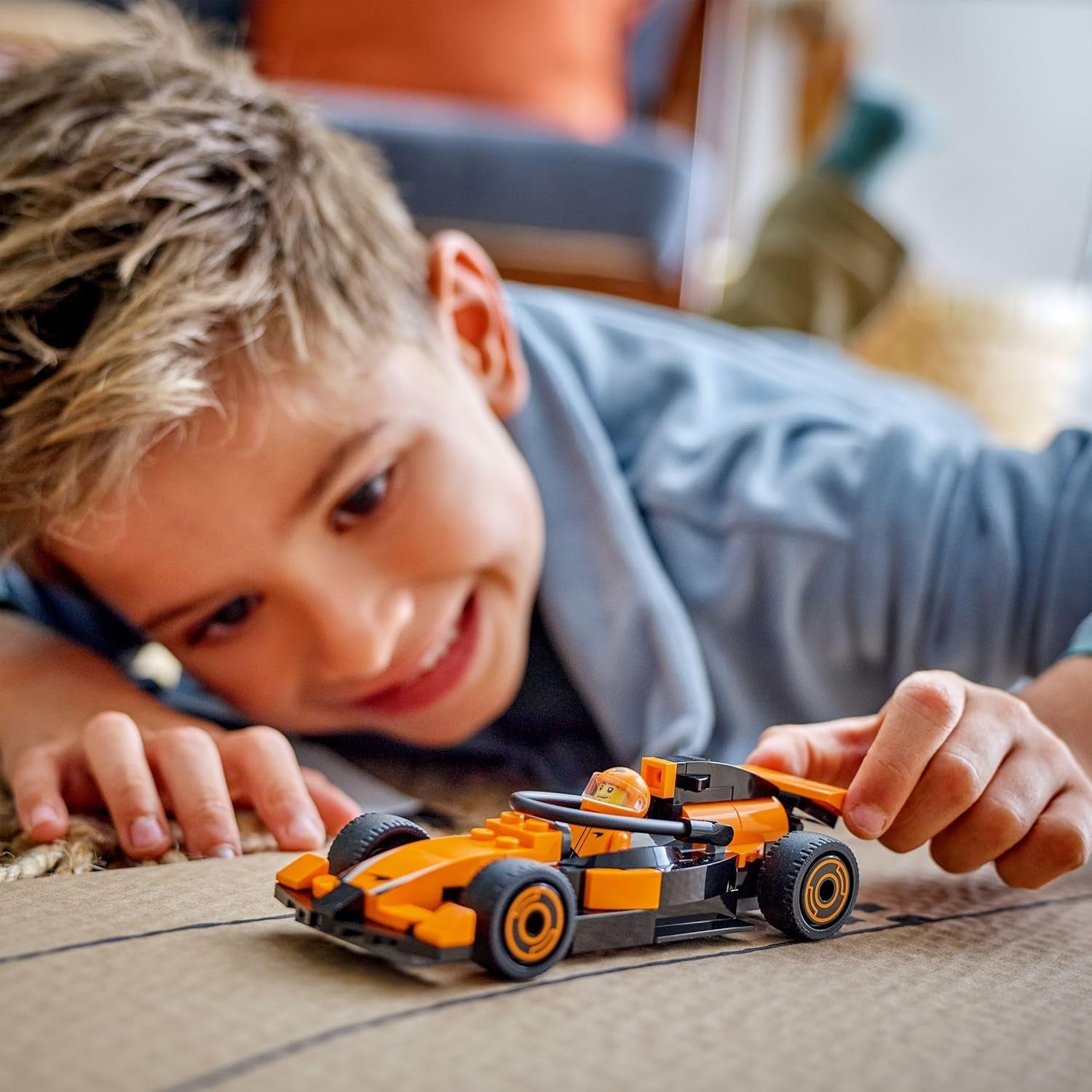 LEGO City F1 Rennfahrer mit McLaren Rennauto - Spielzeug Formel 1 Modell mit Rennwagen und Minifigur - Kleines Geschenk für Jungen und Mädchen ab 6 Jahren oder Motorsport Fans 60442