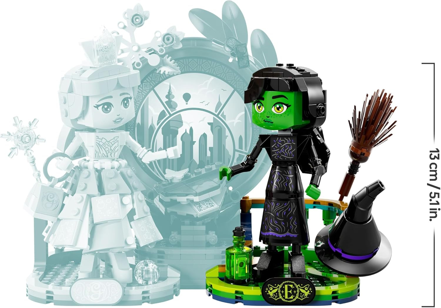 LEGO Wicked - Elphaba & Glinda Figuren - Spielzeug mit viel Zubehör, darunter EIN Besen, eine Krone, eine Handtasche und eine Fensterszene - Geschenk für Mädchen und Jungen ab 10 Jahren - 75682
