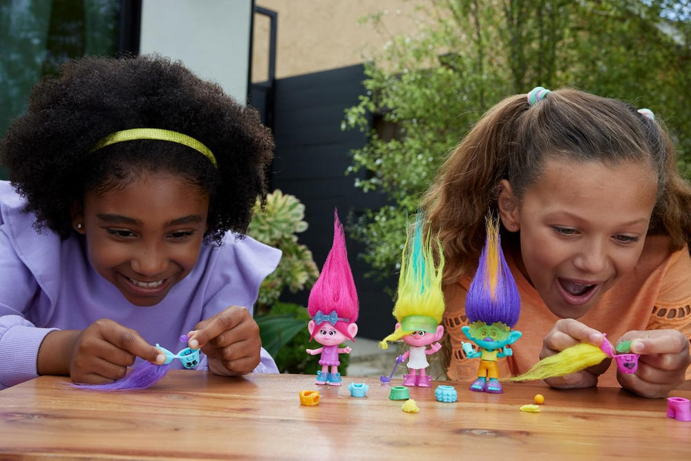 Mattel DREAMWORKS TROLLS Gemeinsam Stark – Haarige Überraschungen Poppy Königin Poppy, Viva, Branch und Guy Diamond Plüschhaar, 2 Haarige Überraschungen, Zubehör, für Kinder ab 3 Jahren, HNF10