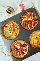 Hamburgerbrötchen, Perforiert, Antihaftbeschichte, 4 Runde Mulden Mit Je 12 Cm, Pfannengröße 28 X 28 Cm, 2,5 Cm Tief, Mittelgroß, Schwarz Formy i blachy do pieczenia Naty Shop