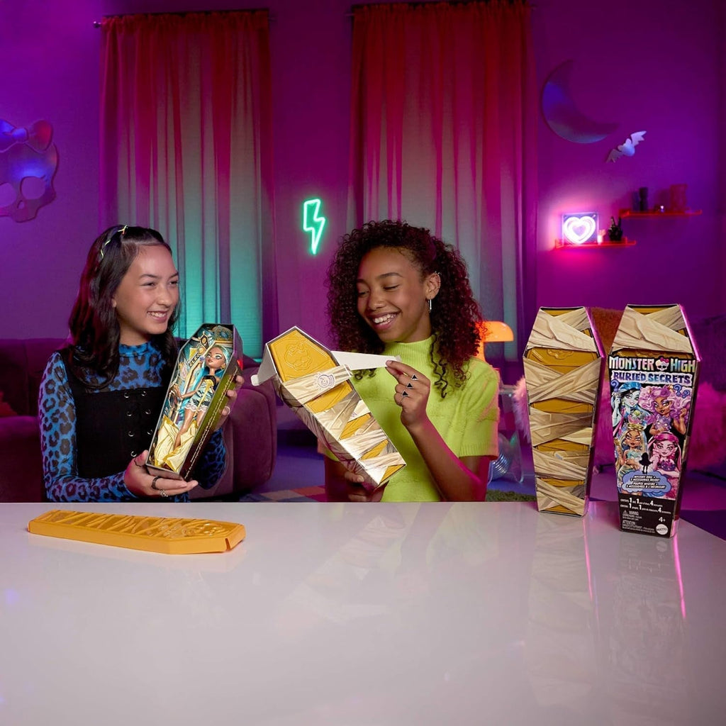 Păpuși și accesorii Monster High Buried Secrets, temă confortabilă Creepover cu păpușă misterioasă și 5 surprize de dezvelit (cifrele pot varia), HYV64 Papusi Naty Shop