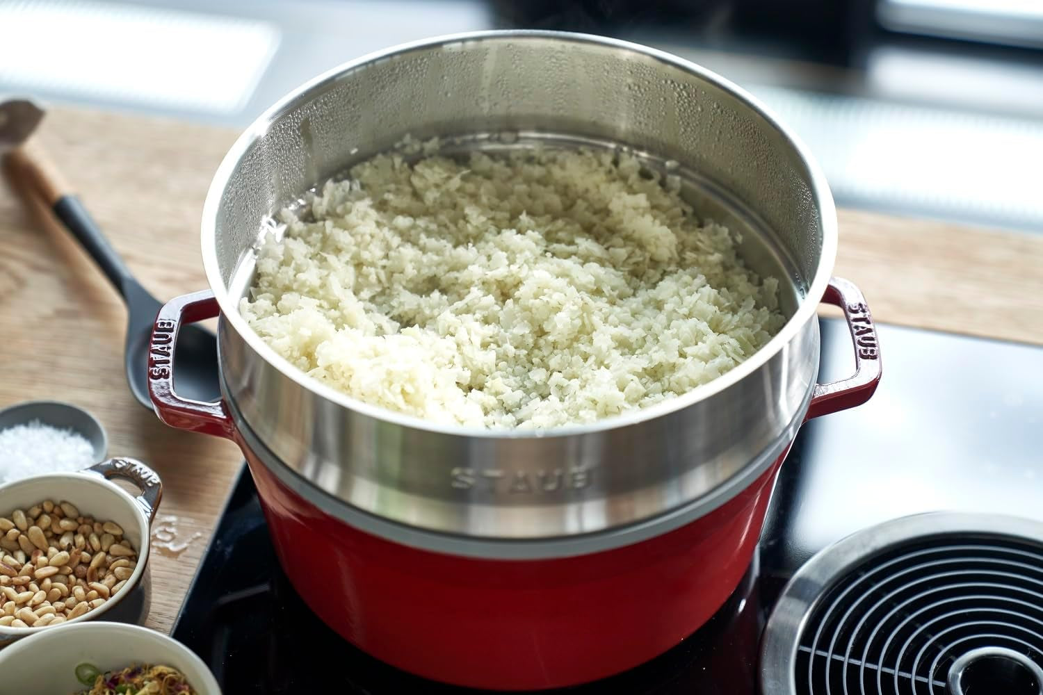 STAUB Gusseisen Bräter/Cocotte, Mit Dämpfeinsatz Aus Edelstahl, Rund 26 Cm, 5,2 L, Aromaregen Funktion Für Optimale Befeuchtung, Für Alle Herdarten Inkl. Indukcja i Backofen, Kirschrot, Rot Formy i blachy do pieczenia Naty Shop