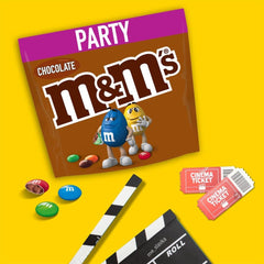 Duże opakowanie czekoladowych M&M's, chrupiąca czekoladowa soczewica z kolorową polewą cukrową, Party Mix, 1 x 800g, cukierki z motywem futbolu amerykańskiego