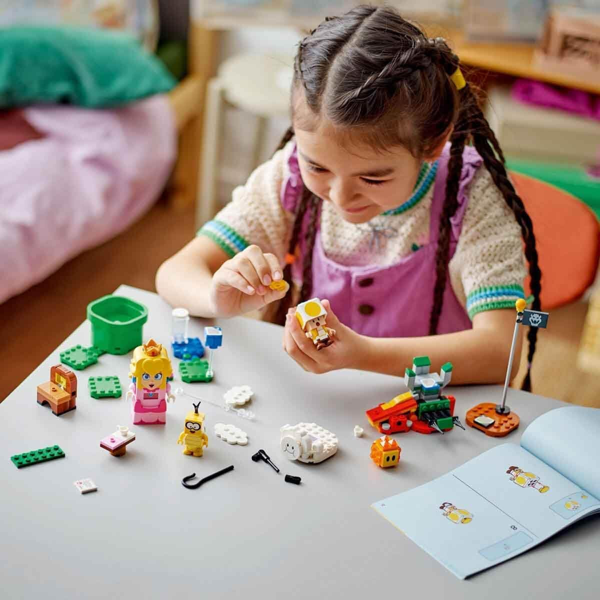 LEGO Super Mario Adventures z interaktywną brzoskwinią, zestaw dla dzieci z żółtą ropuchą, prezent Nintendo dla chłopców, dziewcząt i wszystkich graczy od 6 lat 71441 Zestawy do budowania Besuche den LEGO-Store