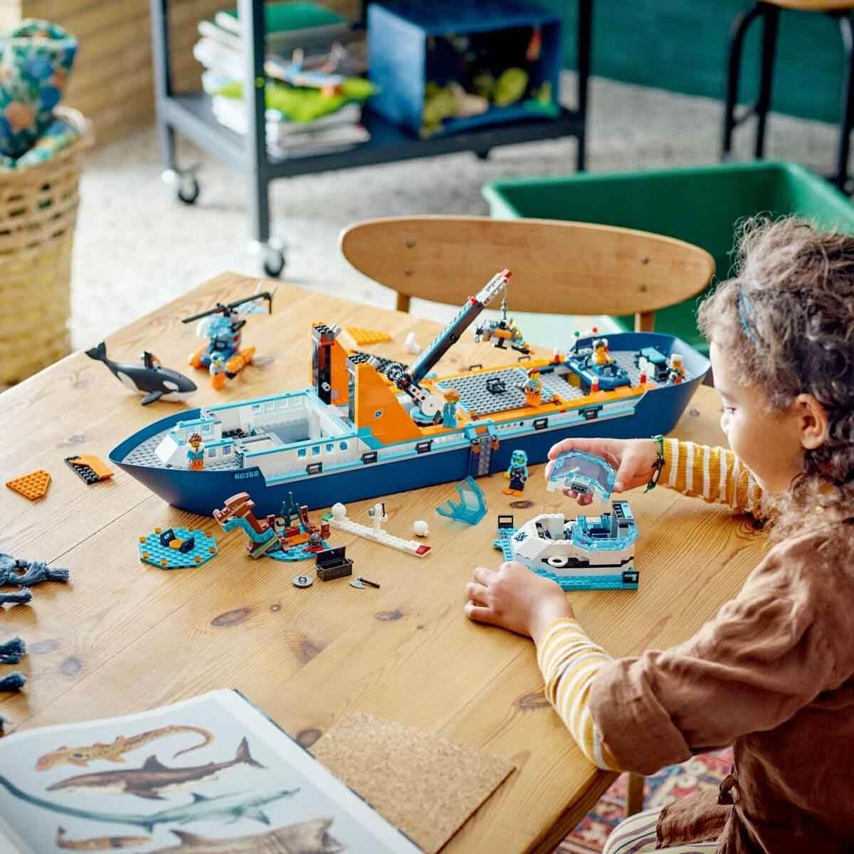 LEGO City Arktyczny statek badawczy, duża pływająca łódź zabawkowa z helikopterem, ponton, łódź podwodna Rov, wrak Wikinga, 7 minifigurek i figurka orki, prezent dla dzieci w wieku od 7 lat 60368 Zestawy do budowania Kup w sklepie LEGO