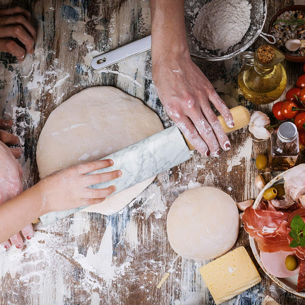 Relaxdays Nudelholz Marmor, Griffe aus Holz, Teigroller zum Kochen & Backen, mit Ablage, 48 cm, schwere Backrolle, biały
