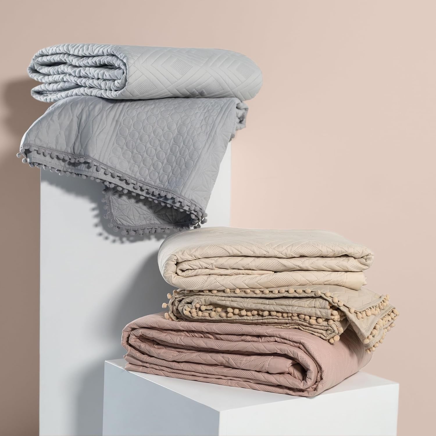 Ameliahome Narzuta z pomponami 220X240 cm Dwustronna narzuta Pikowanie ultradźwiękowe Poliester Meadore Grey Łóżka i koce Besuche den AmeliaHome-Store