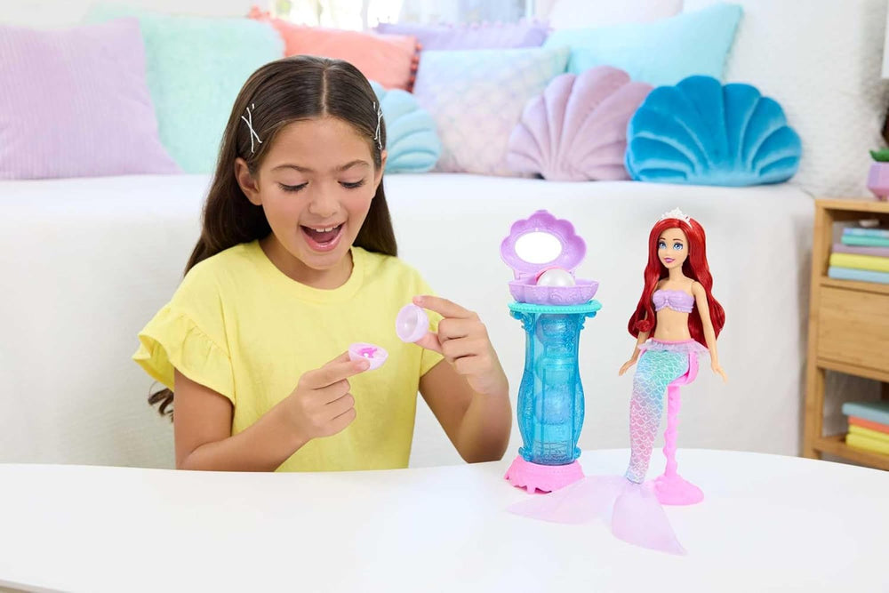 Jucării Mattel Disney Princess, Păpușă la modă Ariel Sirenă cu aripioară caudală detașabilă, Masă de toaletă cu 5 surprize pop-up repetabile și 5 accesorii, JBF86