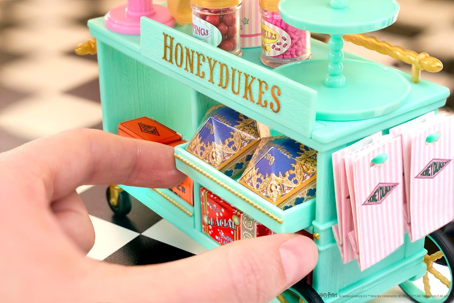 Miniverse MGA Make It Mini Honeydukes Trolley – Harry Potter Mini-Sammlerstücke, 50+ Teile, Kunstharz-Bastelspiel, Nachgebildete Lebensmittel, Für Sammler & Kinder ab 8, Nicht ESSBAR