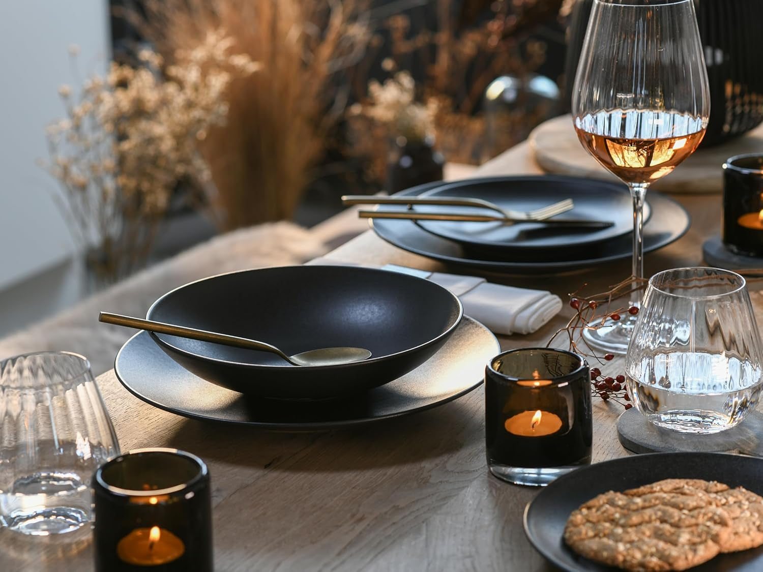 Creatable, 23146, seria SOFT TOUCH BLACK, set de veselă cu 20 de piese, serviciu combinat din gresie, potrivit pentru mașina de spălat vase și cuptorul cu microunde, fabricat în Portugalia