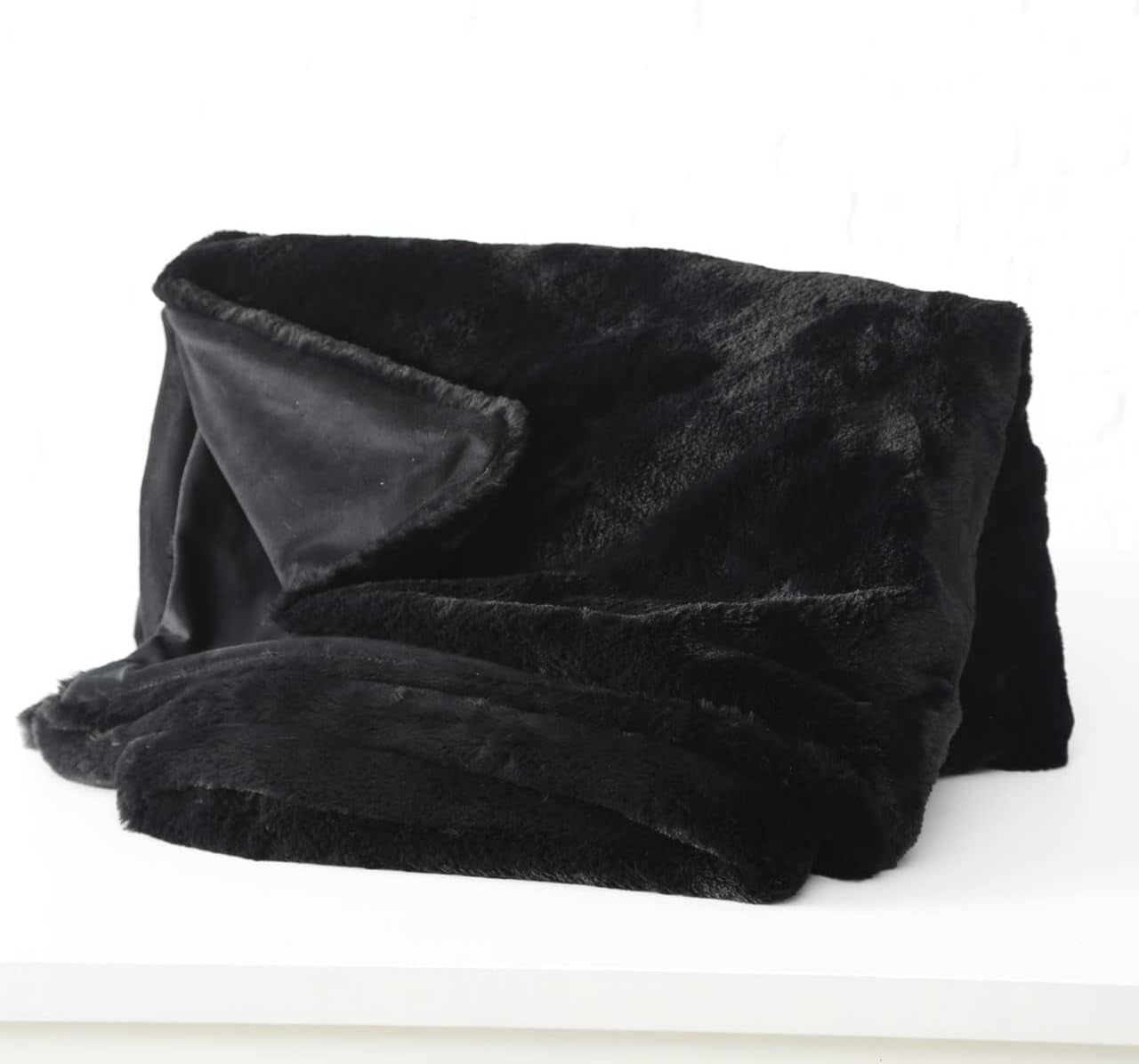 Koc Boltze Storan (rozmiar 150X200 cm, kolor beżowy, wygodny koc poliestrowy, idealny na mroźne zimowe wieczory, wygląd futra) 1015378 BOLTZE Łóżka i koce Czarny