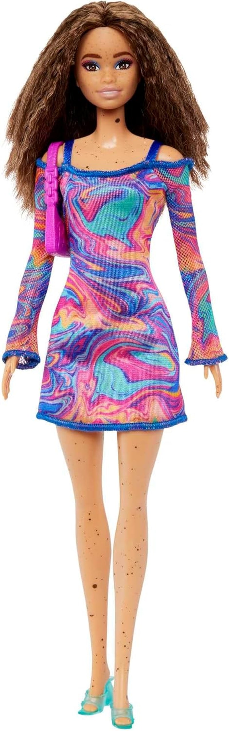 Păpușa Barbie Fashionistas nr. 206 - Păr ondulat și pistrui - Rochie modernă cu marmură curcubeu, geantă de umăr și pantofi verzi - pentru copii cu vârsta de 3 ani și peste, HJT03