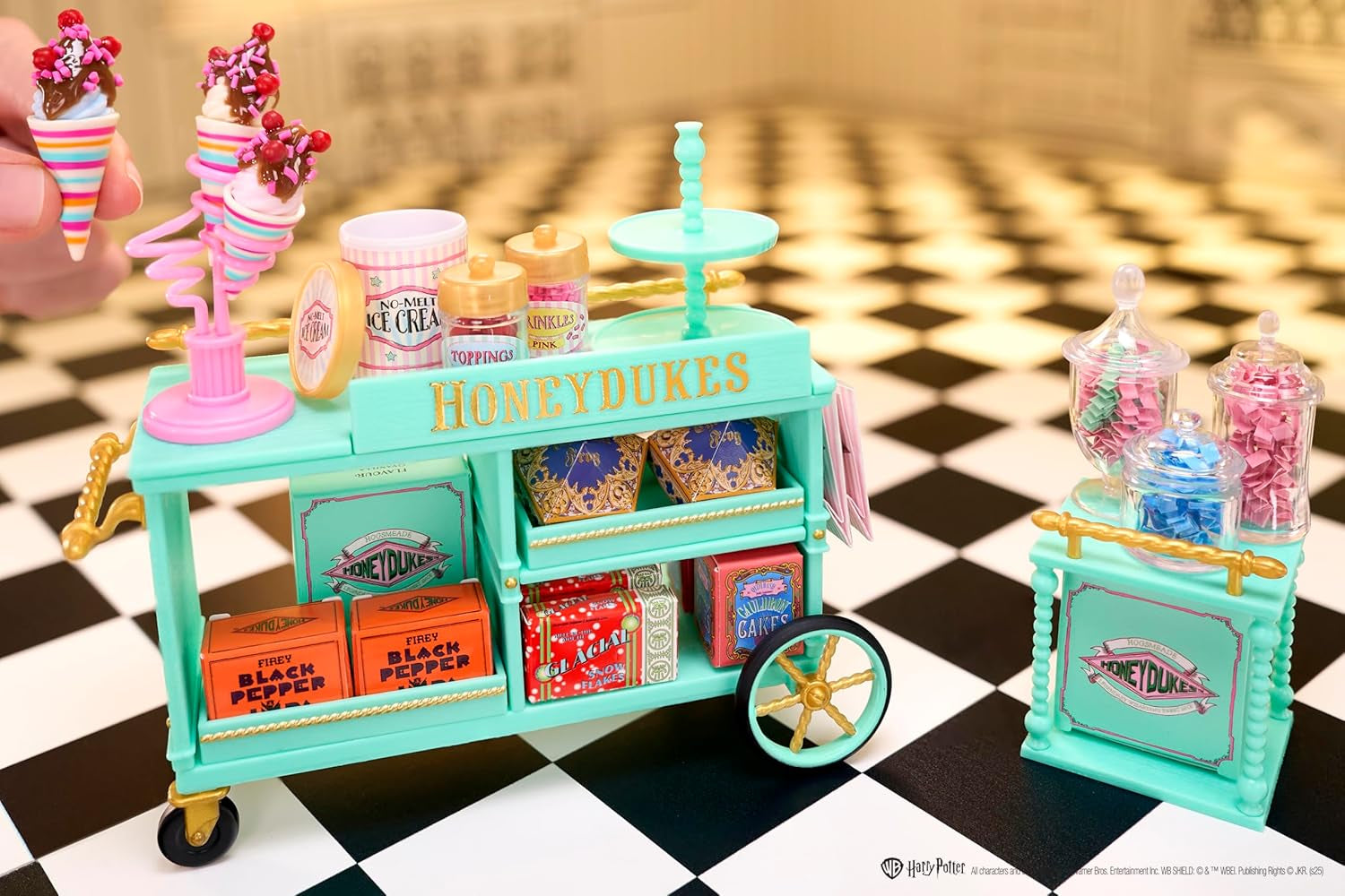 Miniverse MGA Make It Mini Honeydukes Trolley – Harry Potter Mini-Sammlerstücke, 50+ Teile, Kunstharz-Bastelspiel, Nachgebildete Lebensmittel, Für Sammler & Kinder ab 8, Nicht ESSBAR