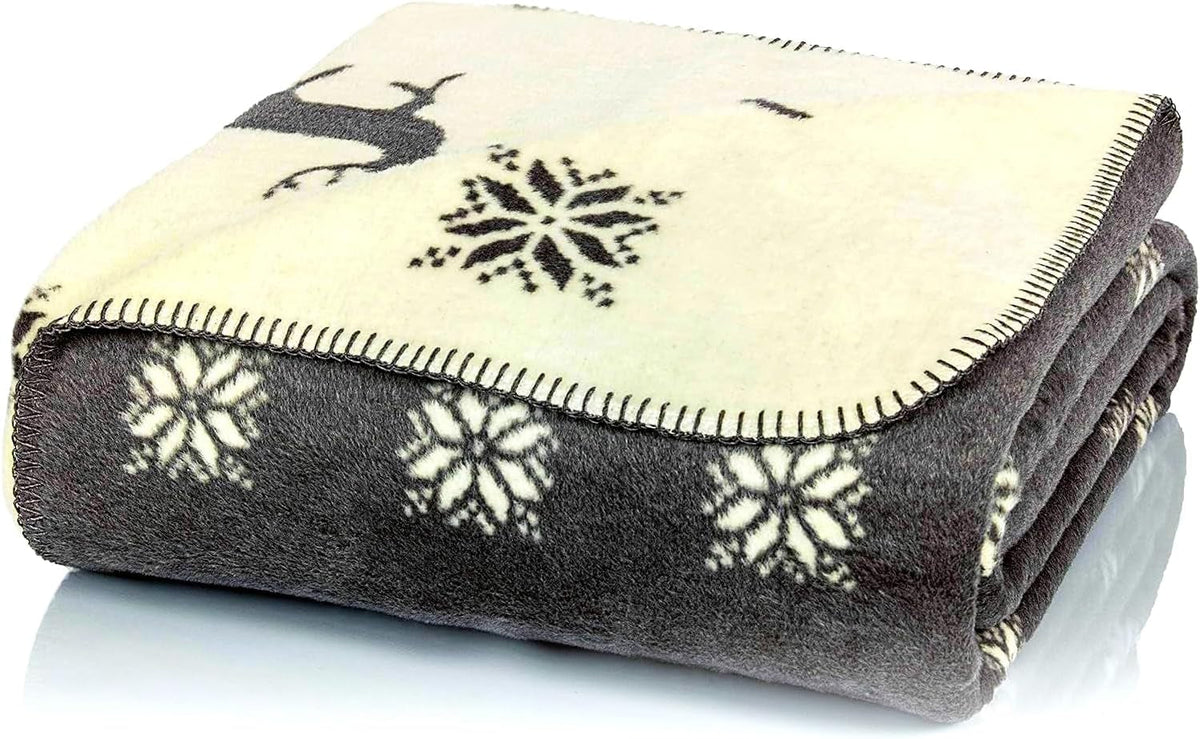 Szaro-beżowy kocyk z reniferem Glart XL 150X200 cm, miękki i ciepły koc wełniany jako koc na sofę, narzuta na kanapę i łóżko, pluszowy narzuta - bez rękawów. Idealny na sofę i do pokoju dziecięcego. Łóżka i koce Glart Domyślny tytuł