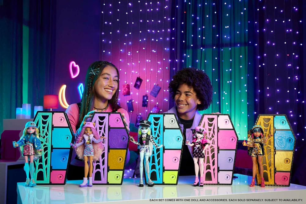 Monster High HKY62 - Păpușă și Set de Modă, Frankie Stein cu Dulap și peste 19 Accesorii, Secretele Skulltimate, Jucărie de Păpușă pentru Copii cu Vârsta de 4 Ani și Peste