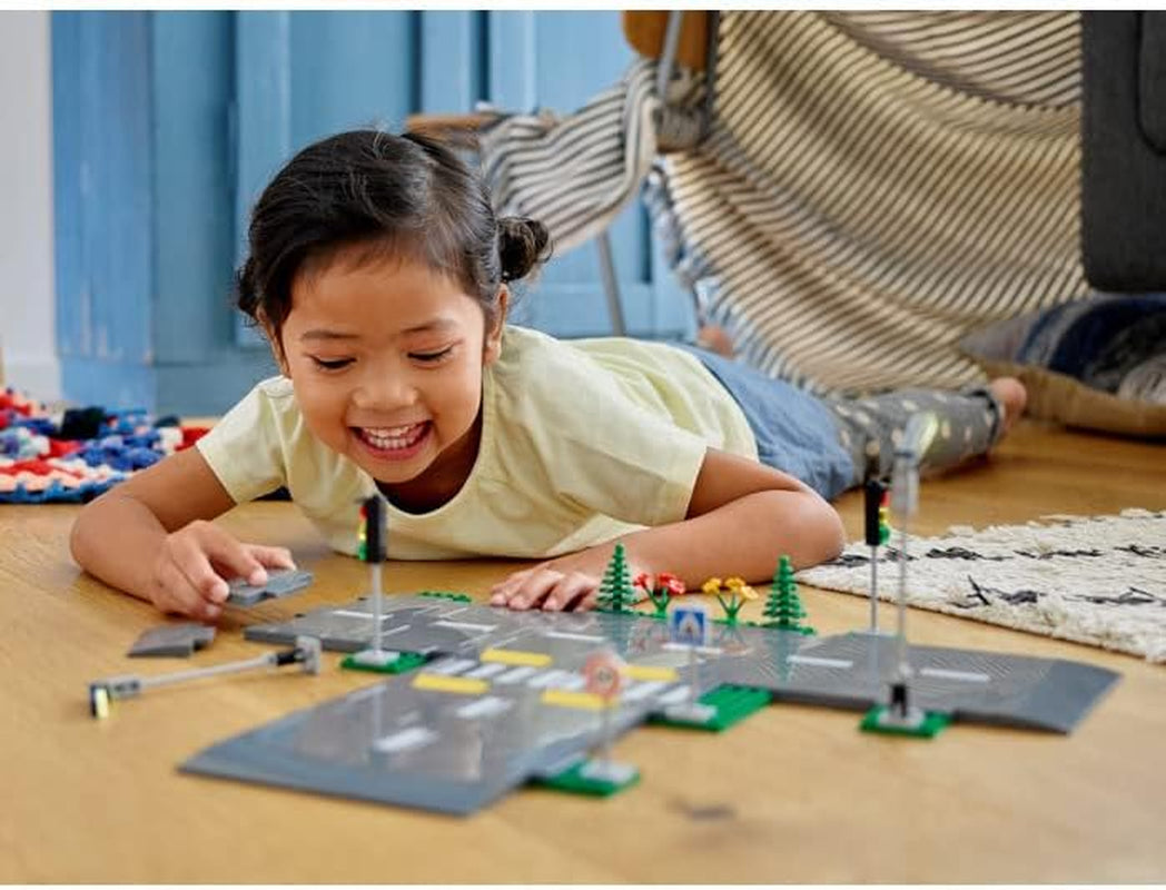 LEGO City Skrzyżowanie dróg ze światłami Zestaw do budowania ze świecącymi w ciemności klockami 60304 Zestawy do budowania w sklepie LEGO