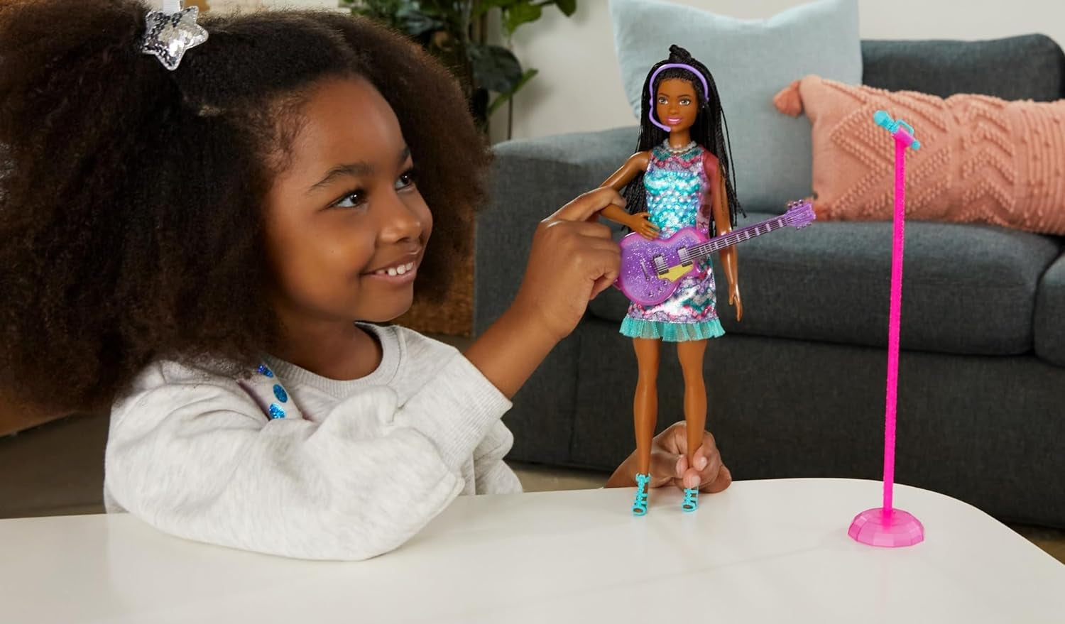 Barbie GYJ22 - Bühne frei für große Träume Brooklyn Puppe (ca. 30 cm, braune Zöpfe) mit Melodien aus dem Film, Lichtern, Mikrofon und Accessoires, Geschenk für Kinder ab 3 Jahren