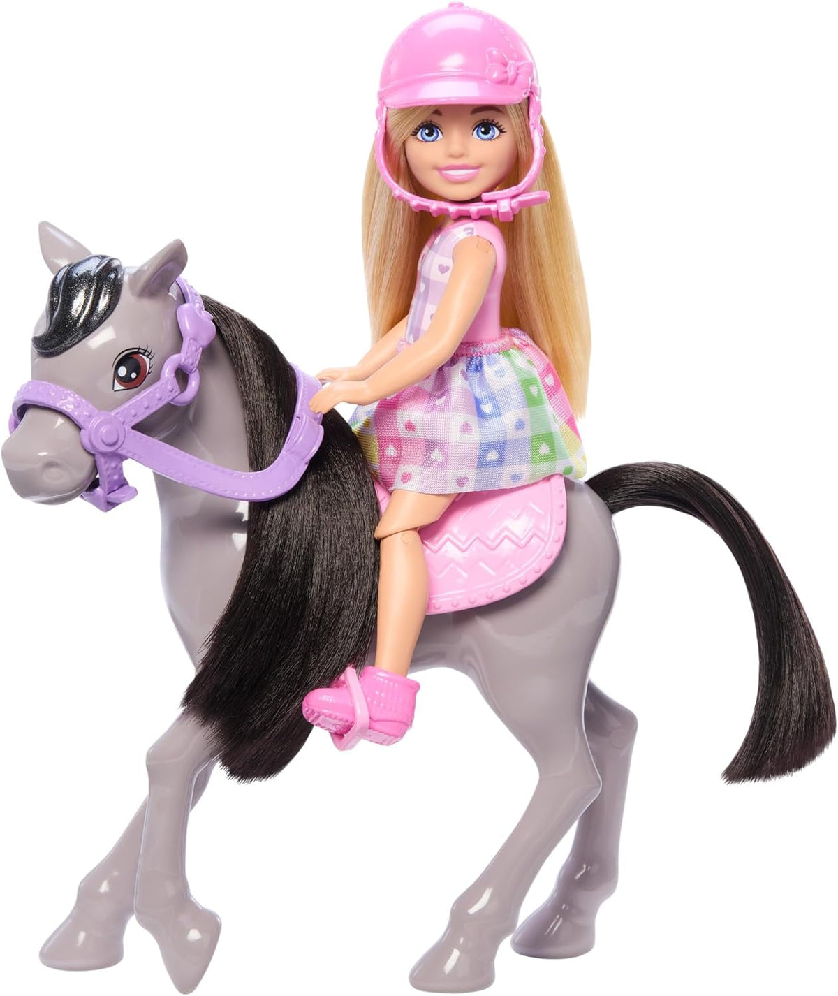 Păpușa Barbie Chelsea și Ponei - Înșuează-te pentru joacă și călărește în siguranță, șa și scărițe roz, include cască și rochie drăguță în carouri, pentru copii de la 3 ani în sus, HTK29