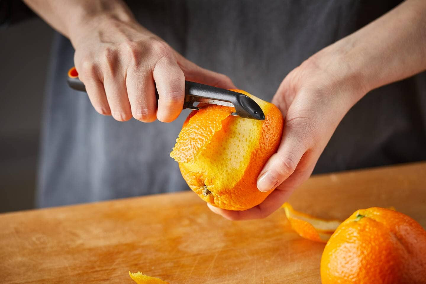 Fiskars Peeler cu lamă mobilă, lungime: 18 cm, oțel/plastic Naty Shop