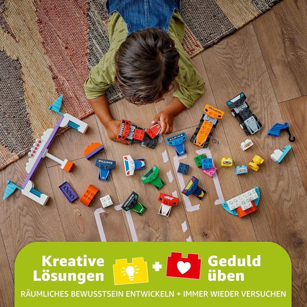LEGO DUPLO Town F1 Team Rennautos mit Rennfahrern - Montessori Spielzeug für Mädchen & Jungen - Lernspielzeug für Kinder ab 2 Jahren - 10 Spielzeug Autos mit Kran, Startlichtern, Siegerpodest - 10445