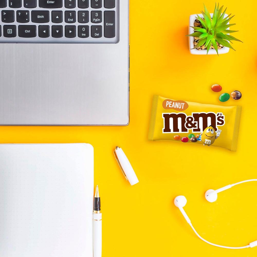 M&M's Peanut Chocolate Opakowanie zbiorcze 24 x 45 g Czekoladowa soczewica o smaku orzechowym Prezent czekoladowy (1080 g) Idealny jako poczęstunek o tematyce piłkarskiej