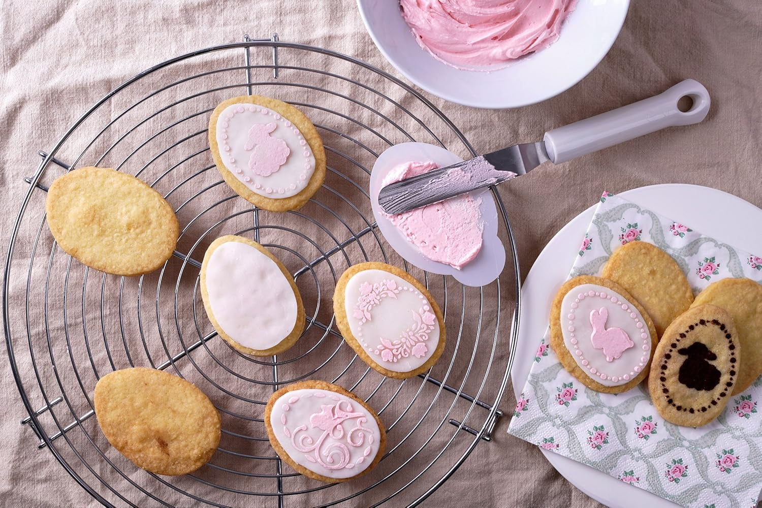 Dr Oetker Ei-Ausstecher inkl. 4 Deco-Schablonen aus der Series „Goldiges Ostern”, Keks- und Plätzchenform (Farbe: Silber, Weiß), Menge: 1 x 5er Set