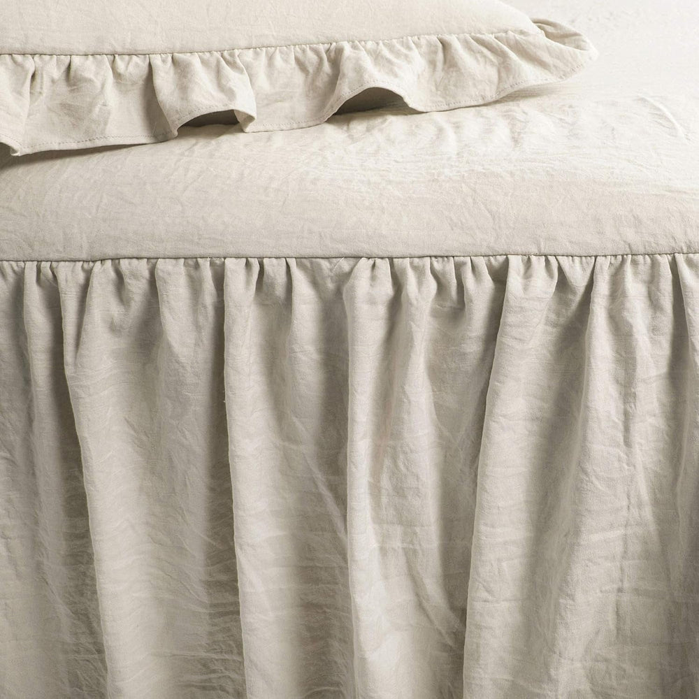 Zestaw pościeli ze spódnicą z falbanami Lush Decor 3-częściowy luksusowy zestaw pościeli do wiejskiego domu Eleganckie, urocze detale z falbanami Ponadczasowy styl i klasyczny design Miękkie i lekkie King Size Lush Decor Łóżka i kołdry