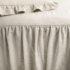 Zestaw pościeli ze spódnicą z falbanami Lush Decor 3-częściowy luksusowy zestaw pościeli do wiejskiego domu Eleganckie, urocze detale z falbanami Ponadczasowy styl i klasyczny design Miękkie i lekkie King Size Lush Decor Łóżka i kołdry