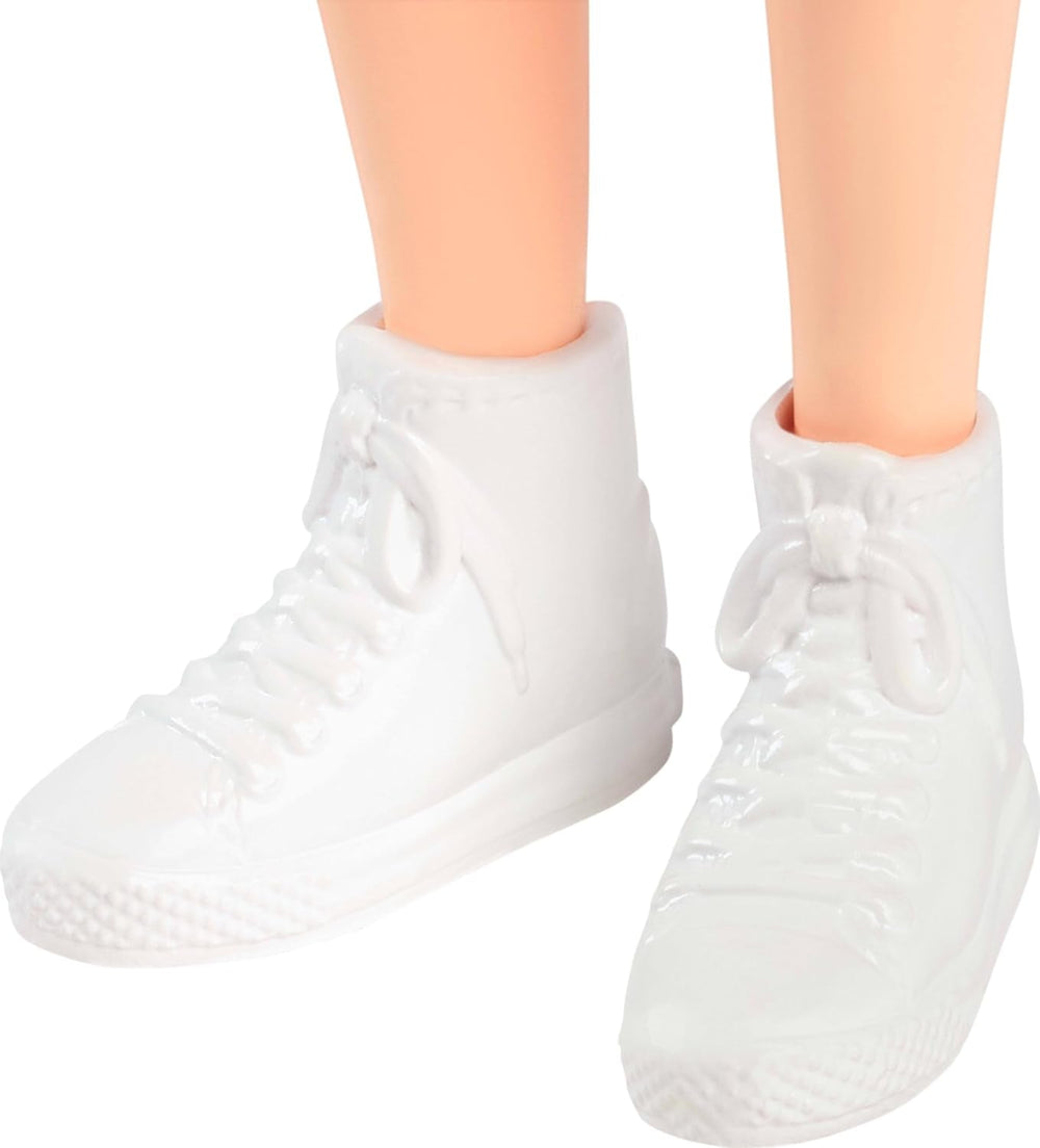 Păpușa Barbie Fashionistas nr. 232 cu păr roșu, top sport din jerseu cu imprimeu B, fustă plisată mov, ceas de mână și adidași, HYT90