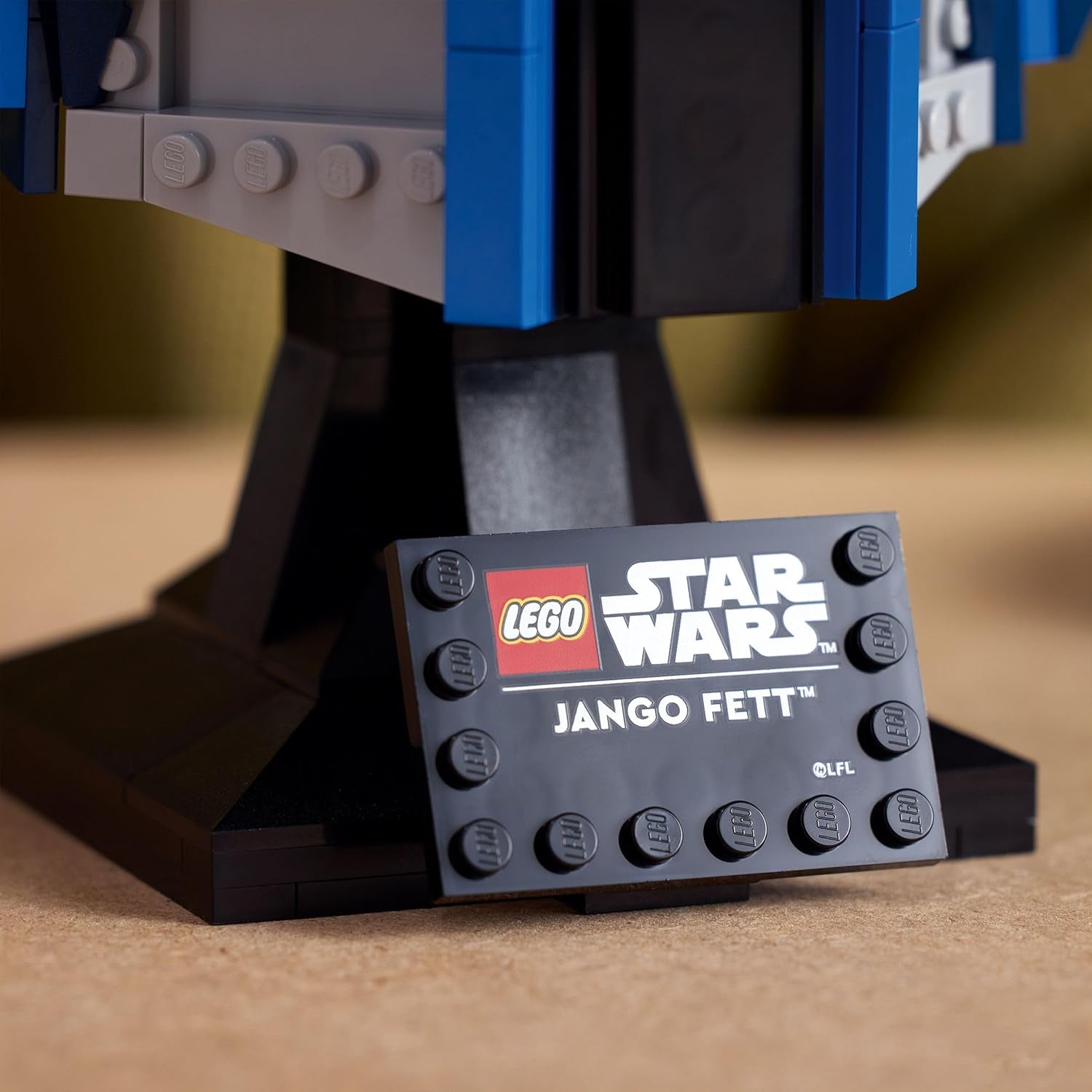 LEGO Star Wars 75408 Hełm Jango Fetta — zestaw do budowania Mandalorian dla dorosłych — model ze stojakiem, tabliczką znamionową i regulowaną anteną — prezent dla fanów Ataku klonów Zestawy do budowania Besuche w sklepie LEGO